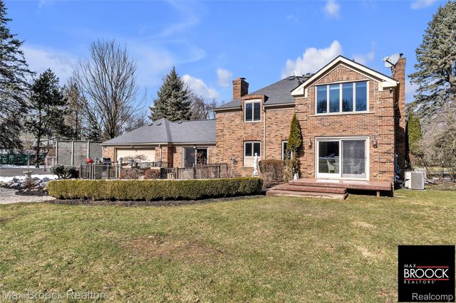 28351 W 14 Mile Road, Farmington Hills, MI 48334