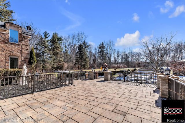 28351 W 14 Mile Road, Farmington Hills, MI 48334