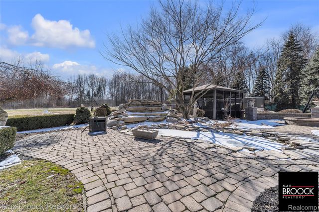 28351 W 14 Mile Road, Farmington Hills, MI 48334