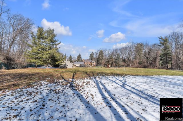 28351 W 14 Mile Road, Farmington Hills, MI 48334