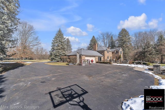 28351 W 14 Mile Road, Farmington Hills, MI 48334