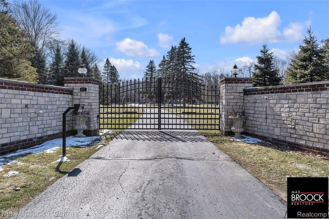 28351 W 14 Mile Road, Farmington Hills, MI 48334