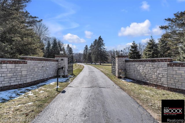 28351 W 14 Mile Road, Farmington Hills, MI 48334