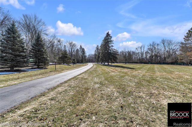 28351 W 14 Mile Road, Farmington Hills, MI 48334