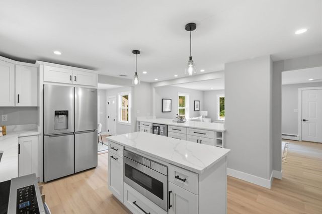 17 Drinkwater Rd, Hampton Falls, NH 03844