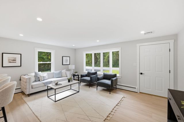 17 Drinkwater Rd, Hampton Falls, NH 03844