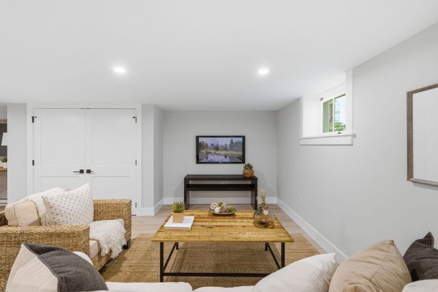 17 Drinkwater Rd, Hampton Falls, NH 03844