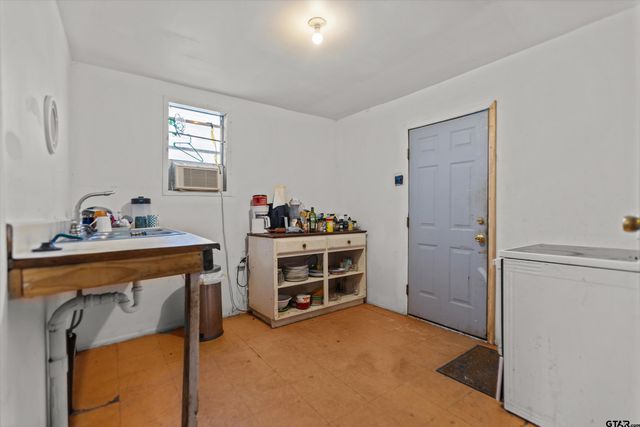 1140 N Hamlett Street, Athens, TX 75751