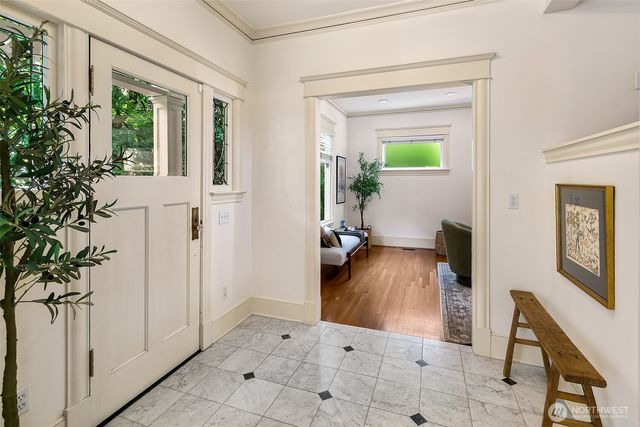 939 13th Avenue E, Seattle, WA 98102