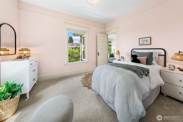 939 13th Avenue E, Seattle, WA 98102
