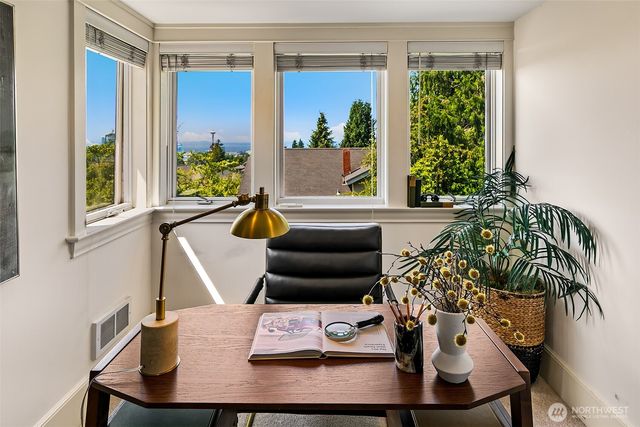 939 13th Avenue E, Seattle, WA 98102