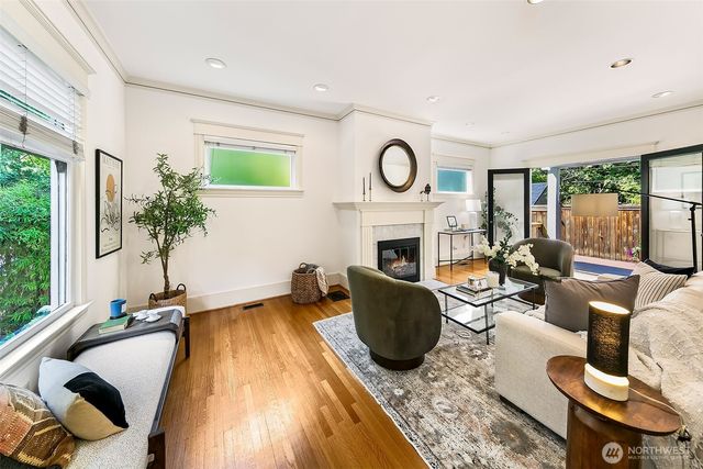 939 13th Avenue E, Seattle, WA 98102