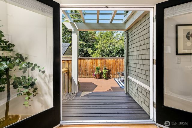 939 13th Avenue E, Seattle, WA 98102