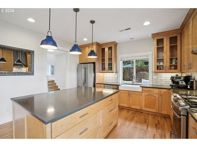 2046 Se 51ST Ave, Portland, OR 97215