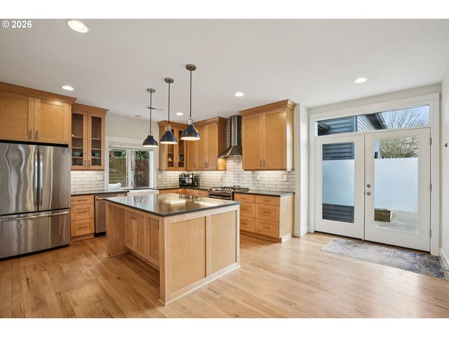 2046 Se 51ST Ave, Portland, OR 97215