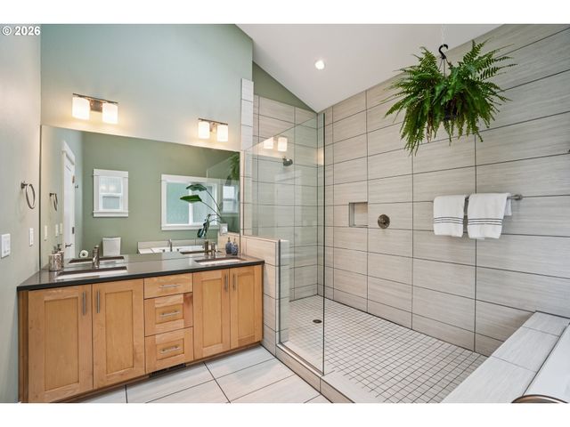 2046 Se 51ST Ave, Portland, OR 97215