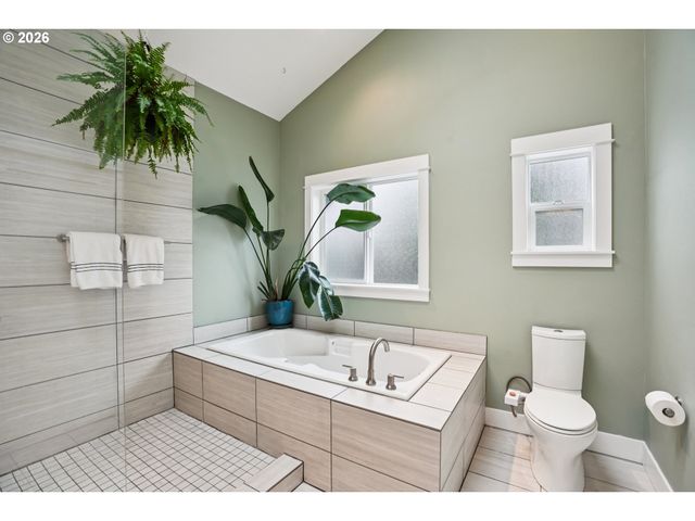 2046 Se 51ST Ave, Portland, OR 97215