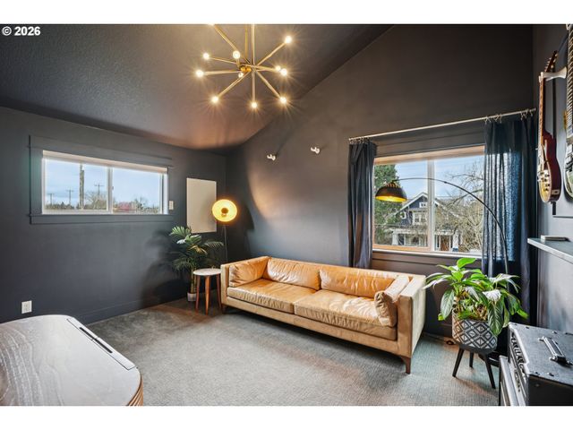 2046 Se 51ST Ave, Portland, OR 97215