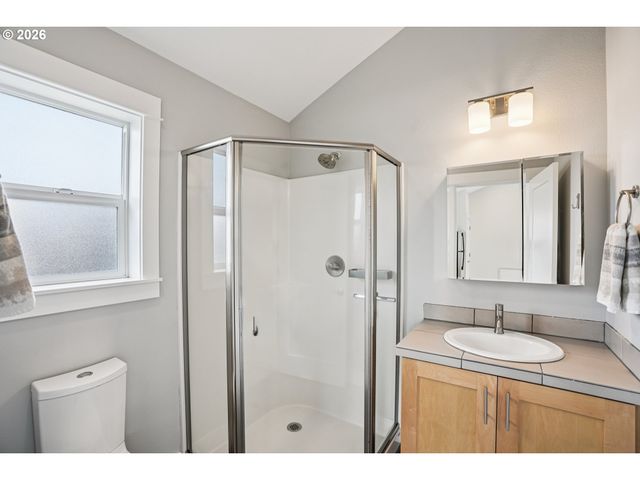 2046 Se 51ST Ave, Portland, OR 97215