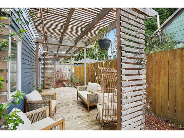 2046 Se 51ST Ave, Portland, OR 97215