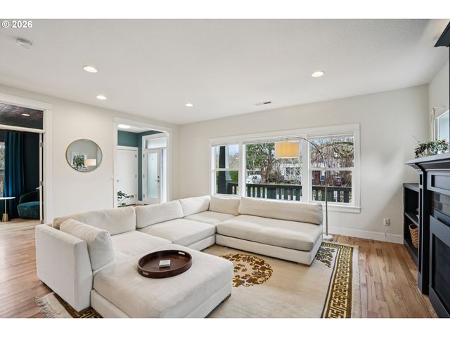 2046 Se 51ST Ave, Portland, OR 97215