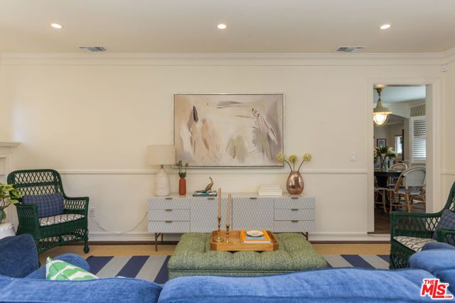 21245 Lopez Street, Woodland Hills (los Angeles), CA 91364