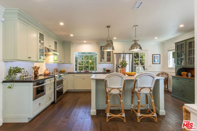 21245 Lopez Street, Woodland Hills (los Angeles), CA 91364