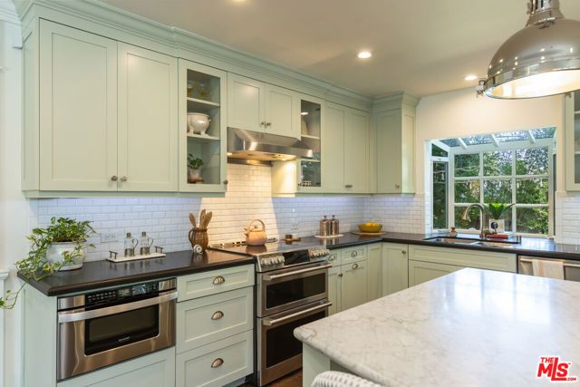 21245 Lopez Street, Woodland Hills (los Angeles), CA 91364