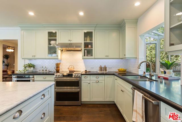 21245 Lopez Street, Woodland Hills (los Angeles), CA 91364