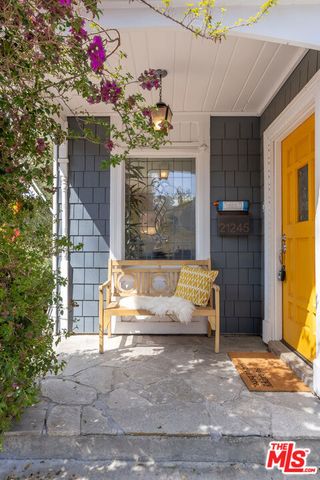 21245 Lopez Street, Woodland Hills (los Angeles), CA 91364