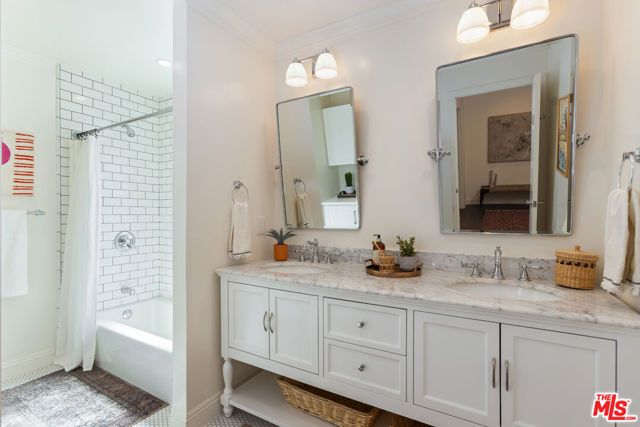 21245 Lopez Street, Woodland Hills (los Angeles), CA 91364