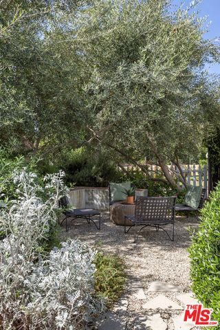 21245 Lopez Street, Woodland Hills (los Angeles), CA 91364