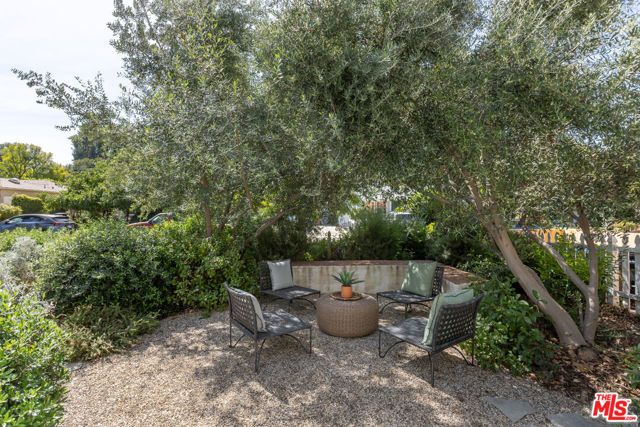 21245 Lopez Street, Woodland Hills (los Angeles), CA 91364