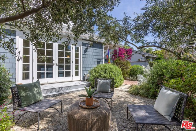 21245 Lopez Street, Woodland Hills (los Angeles), CA 91364