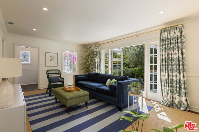 21245 Lopez Street, Woodland Hills (los Angeles), CA 91364