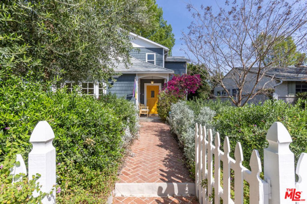 21245 Lopez Street, Woodland Hills (los Angeles), CA 91364