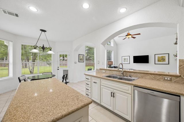 14 Guinevere Place, The Woodlands, TX 77384