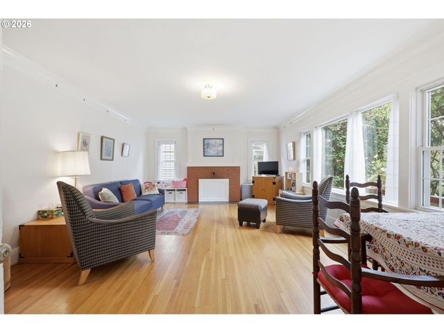 3136 Ne COUCH St, Portland, OR 97232