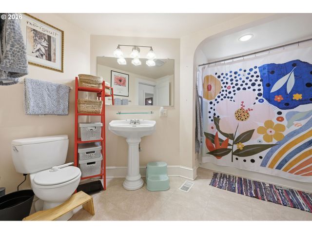 3136 Ne COUCH St, Portland, OR 97232