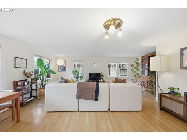 3136 Ne COUCH St, Portland, OR 97232