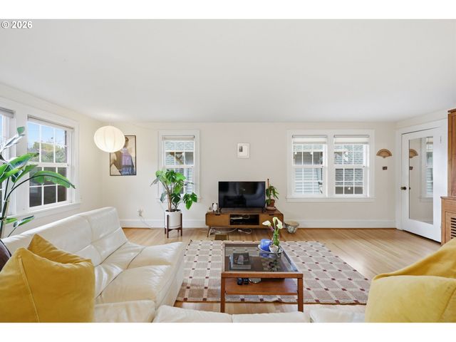 3136 Ne COUCH St, Portland, OR 97232