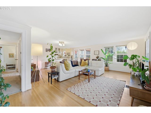 3136 Ne COUCH St, Portland, OR 97232