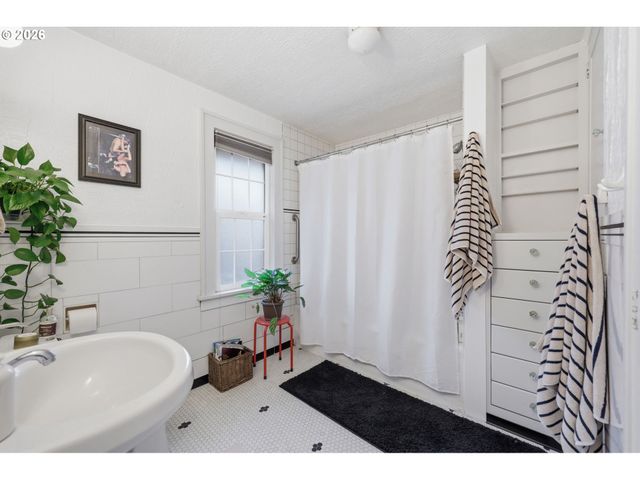 3136 Ne COUCH St, Portland, OR 97232