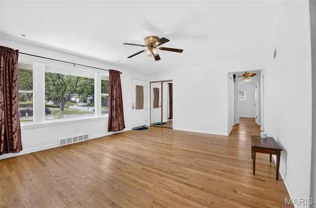 10813 Waycroff Drive, St Louis, MO 63114