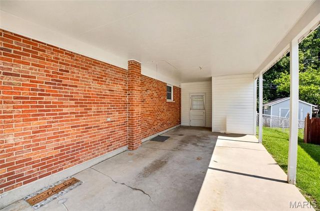 10813 Waycroff Drive, St Louis, MO 63114