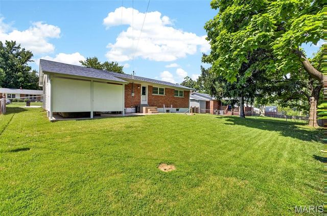 10813 Waycroff Drive, St Louis, MO 63114