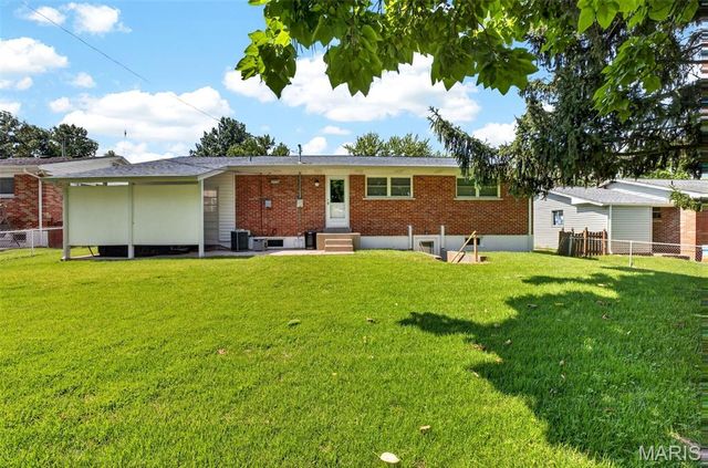 10813 Waycroff Drive, St Louis, MO 63114