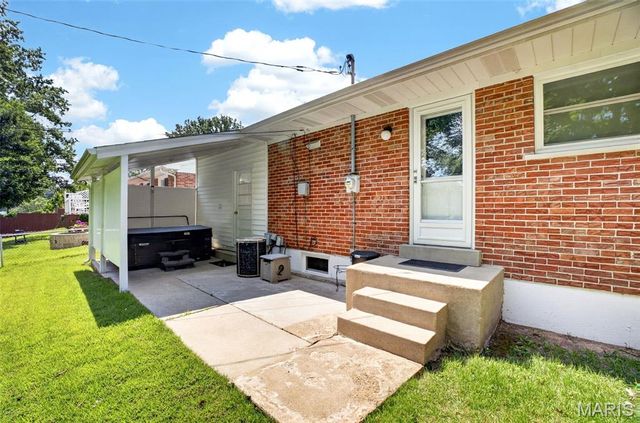 10813 Waycroff Drive, St Louis, MO 63114