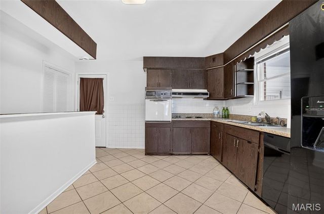 10813 Waycroff Drive, St Louis, MO 63114