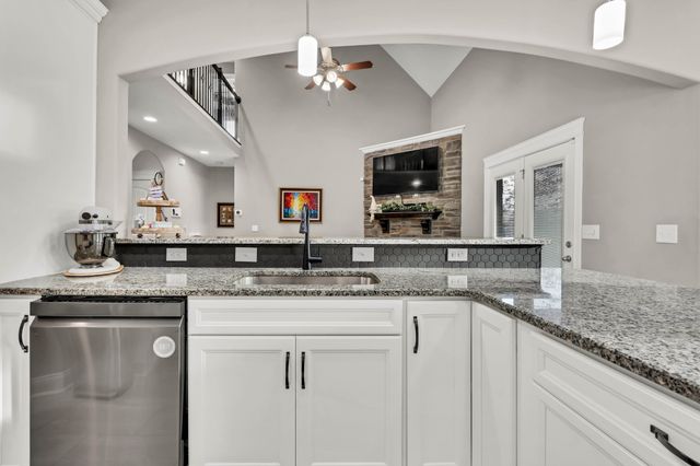 1180 Reda Dr, Clarksville, TN 37042